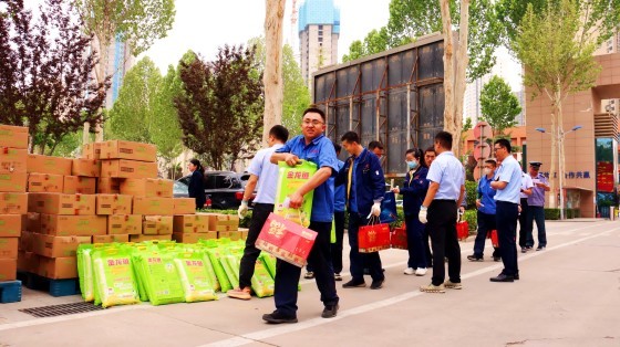 众邦企业集团为全体职工发放爱心福利